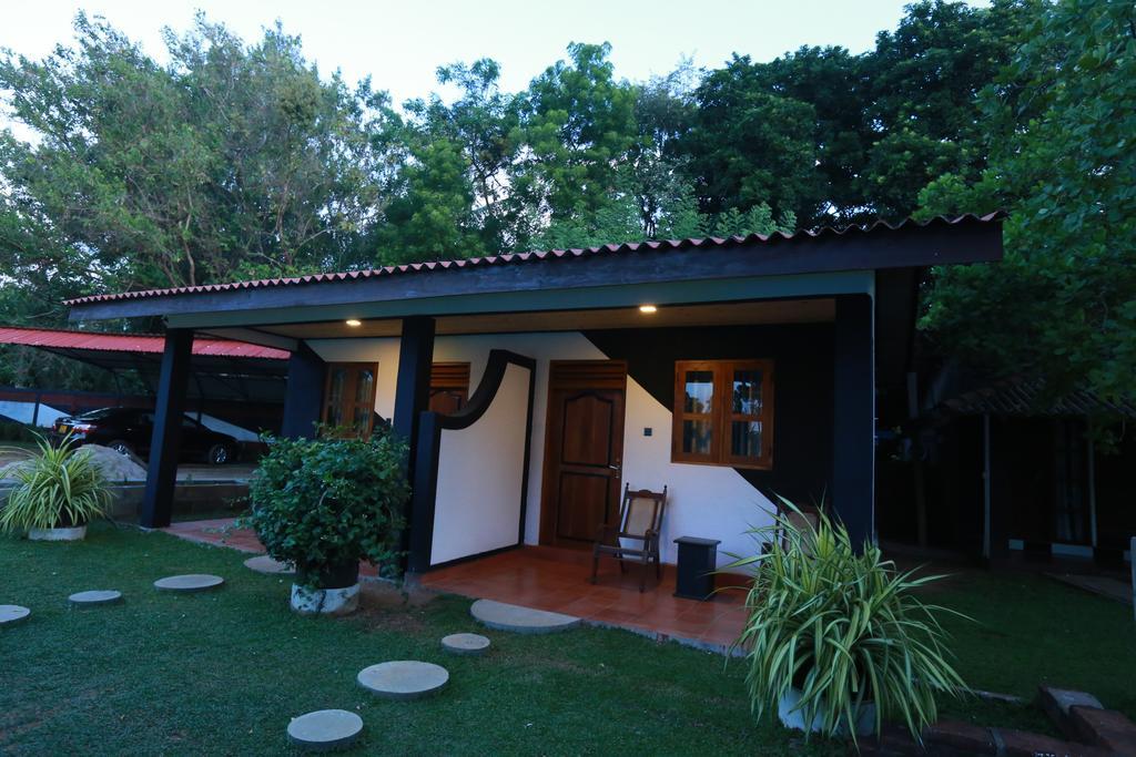 Eco Hotel Black & White - Anuradhapura Mihintale Zewnętrze zdjęcie